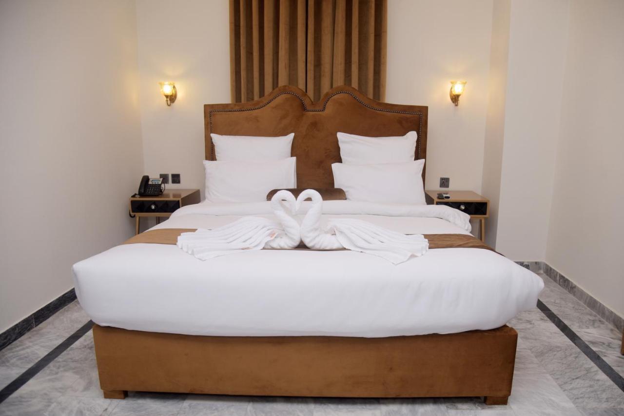 The Rich Hotel & Apartments Lahore Buitenkant foto