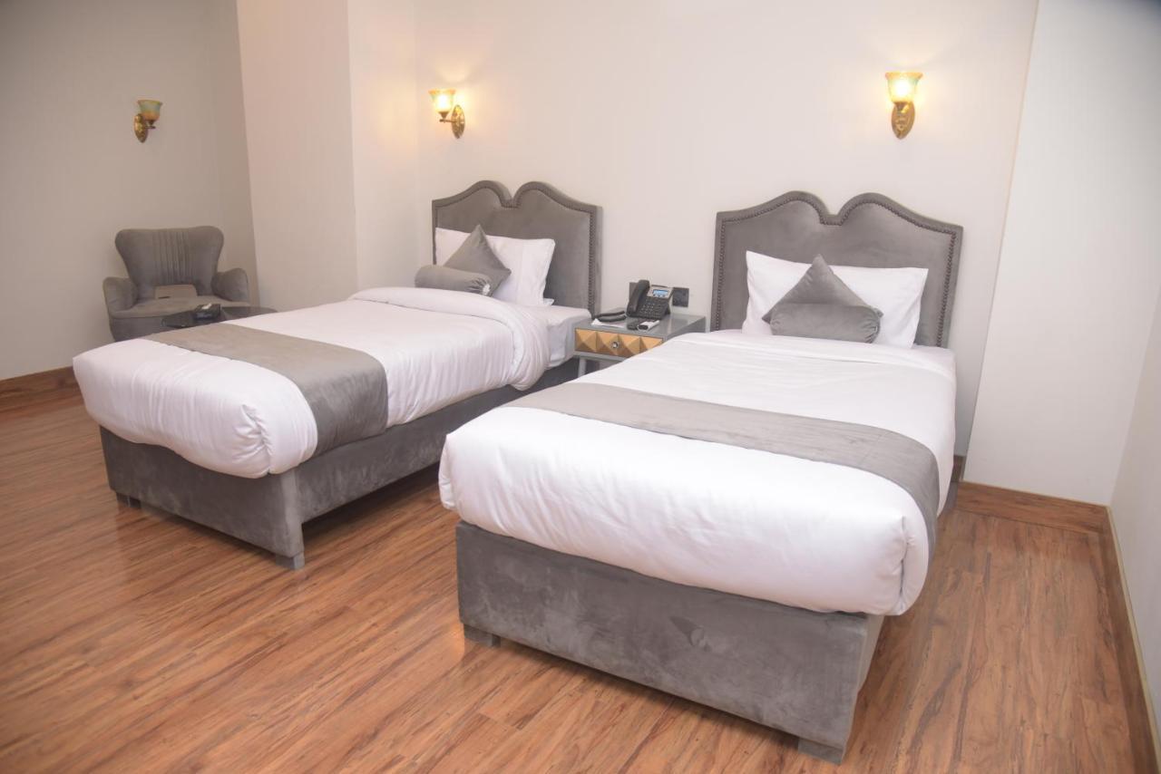 The Rich Hotel & Apartments Lahore Buitenkant foto
