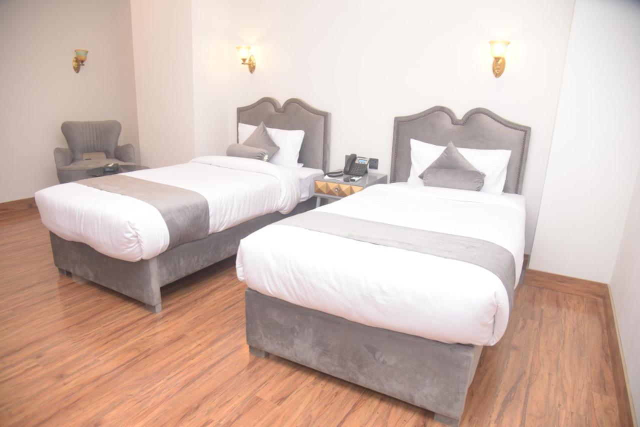 The Rich Hotel & Apartments Lahore Buitenkant foto
