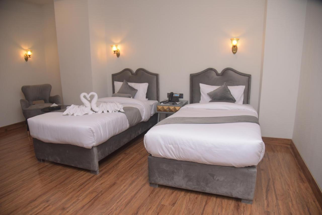 The Rich Hotel & Apartments Lahore Buitenkant foto