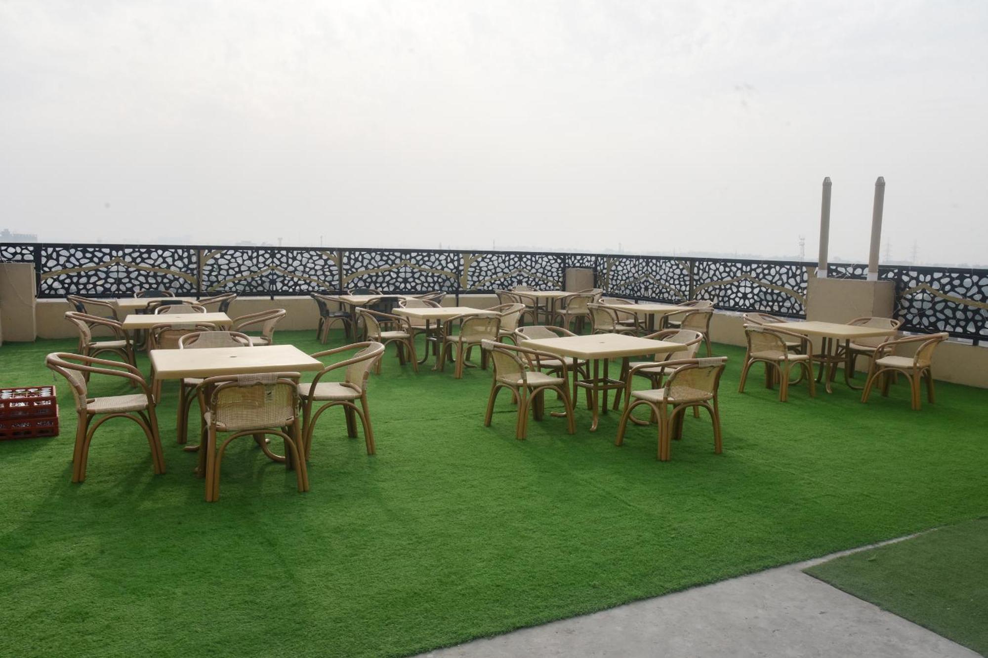 The Rich Hotel & Apartments Lahore Buitenkant foto