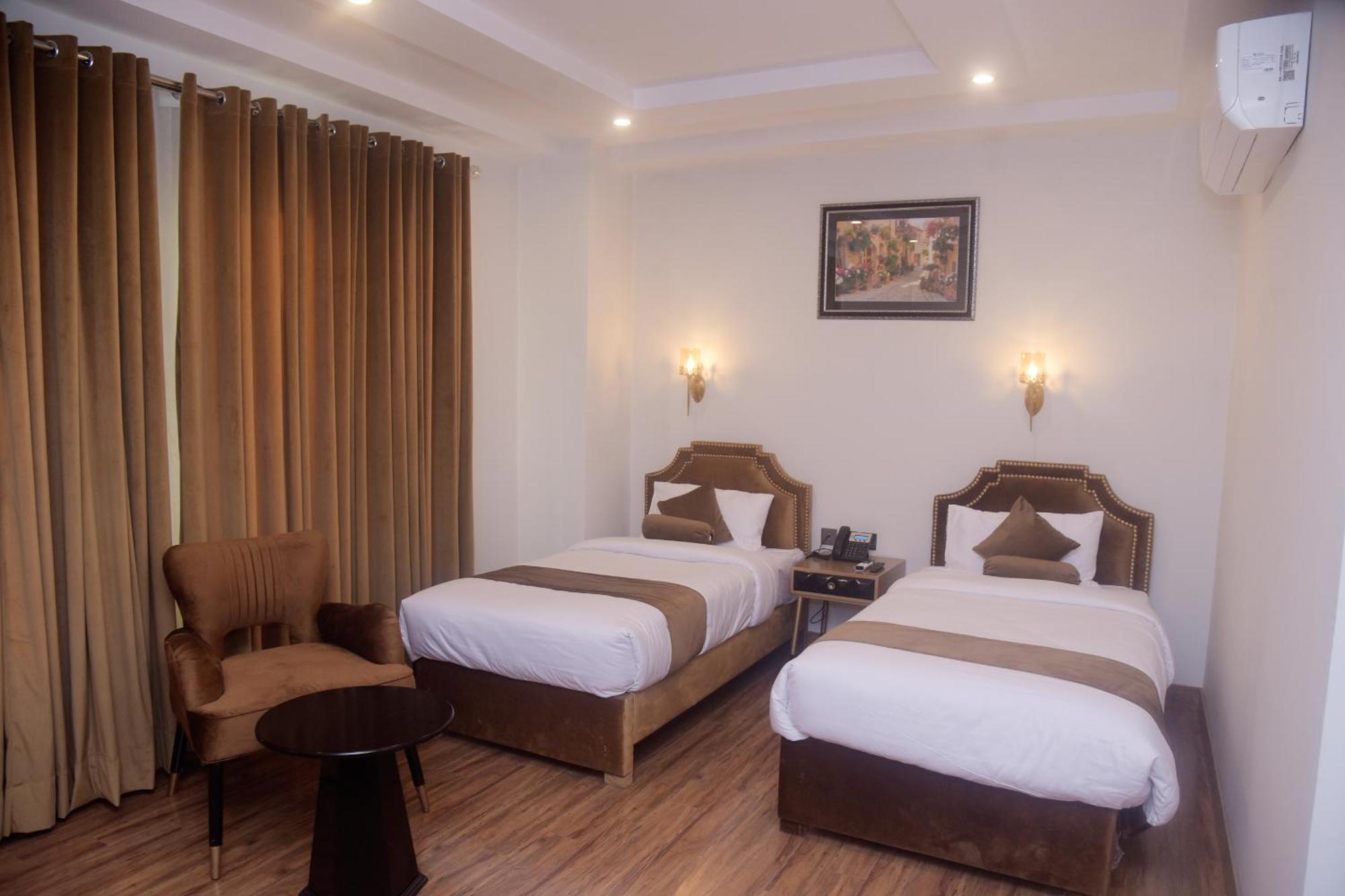 The Rich Hotel & Apartments Lahore Buitenkant foto
