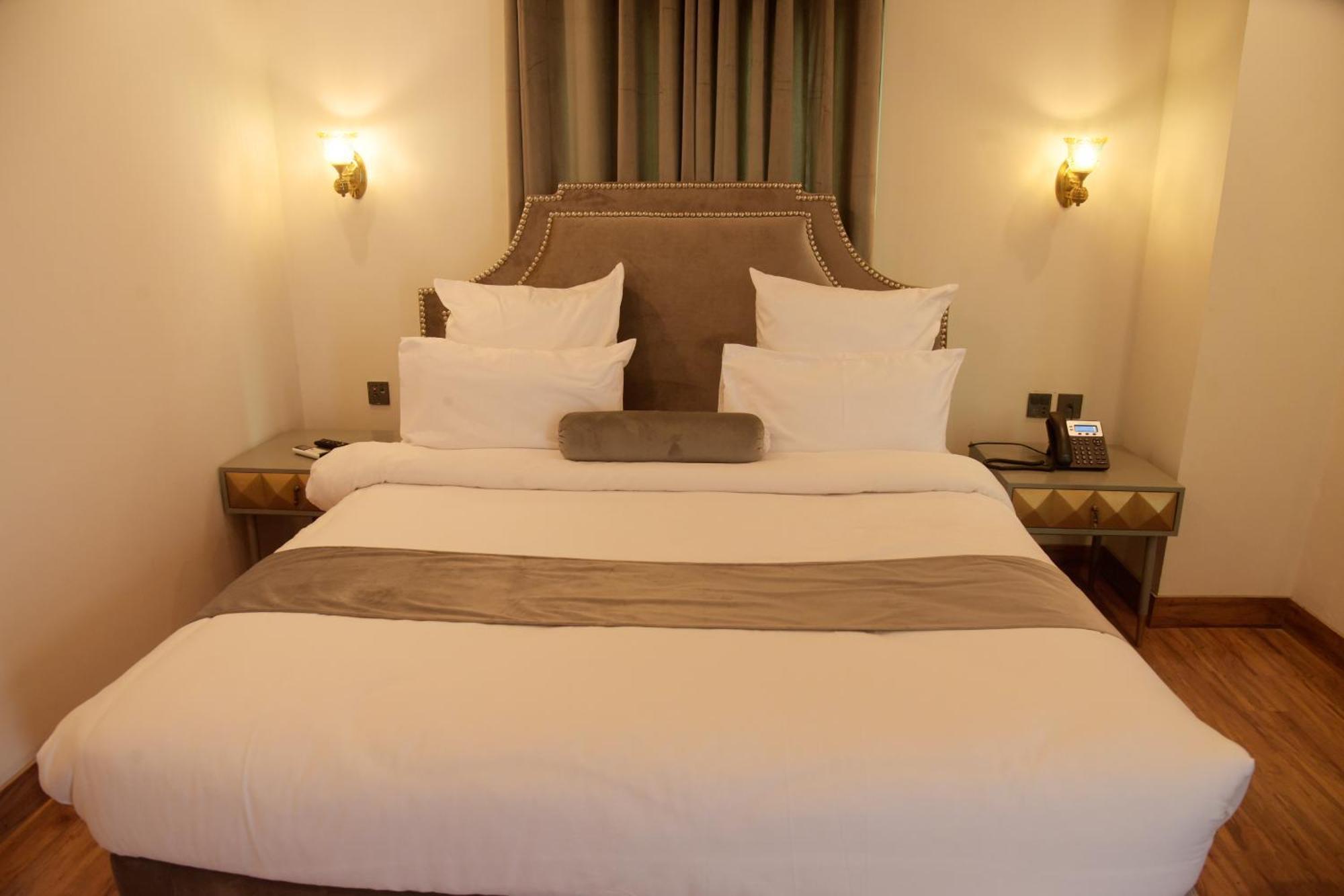 The Rich Hotel & Apartments Lahore Buitenkant foto