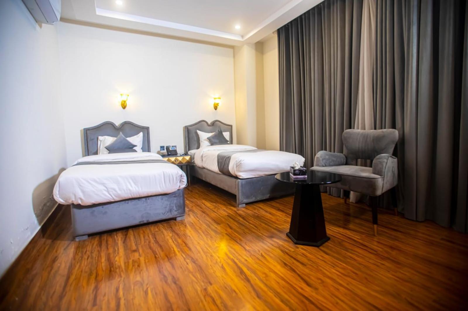 The Rich Hotel & Apartments Lahore Buitenkant foto