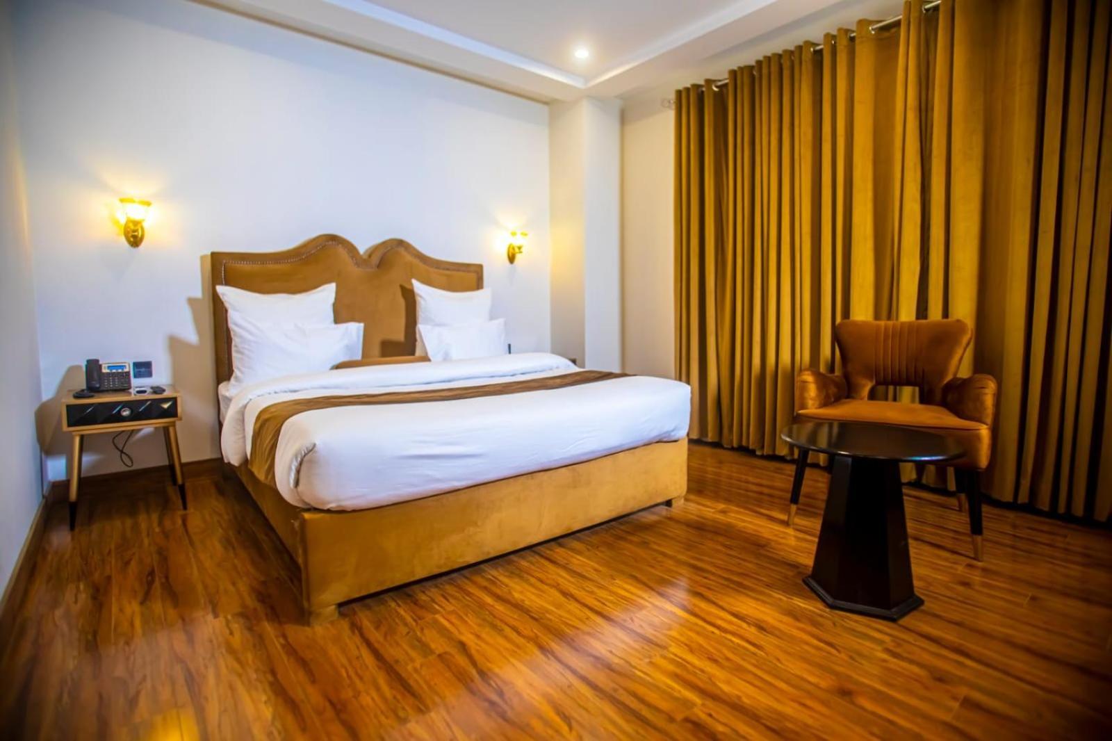 The Rich Hotel & Apartments Lahore Buitenkant foto