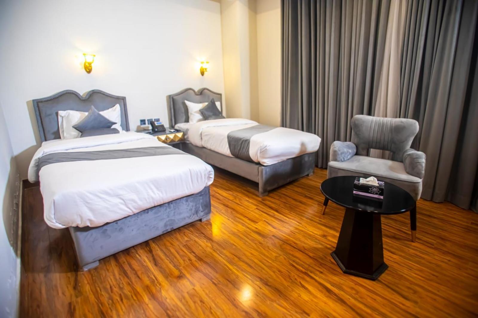 The Rich Hotel & Apartments Lahore Buitenkant foto