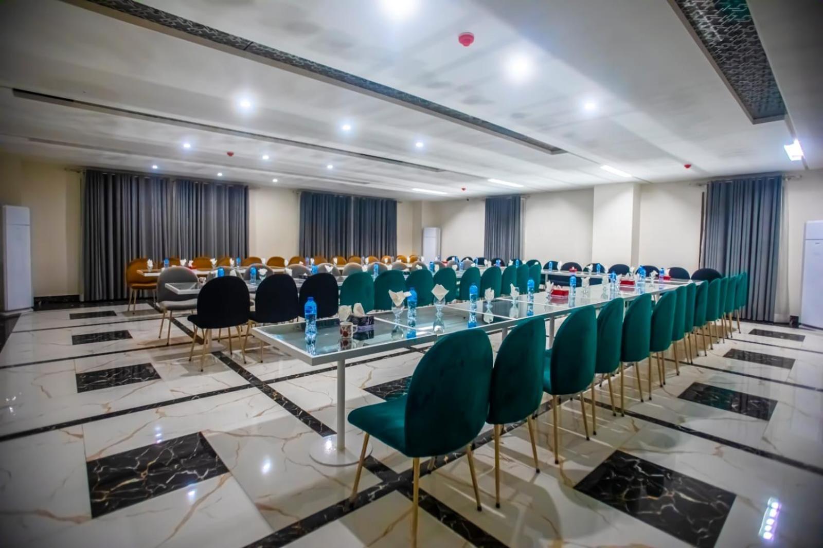The Rich Hotel & Apartments Lahore Buitenkant foto