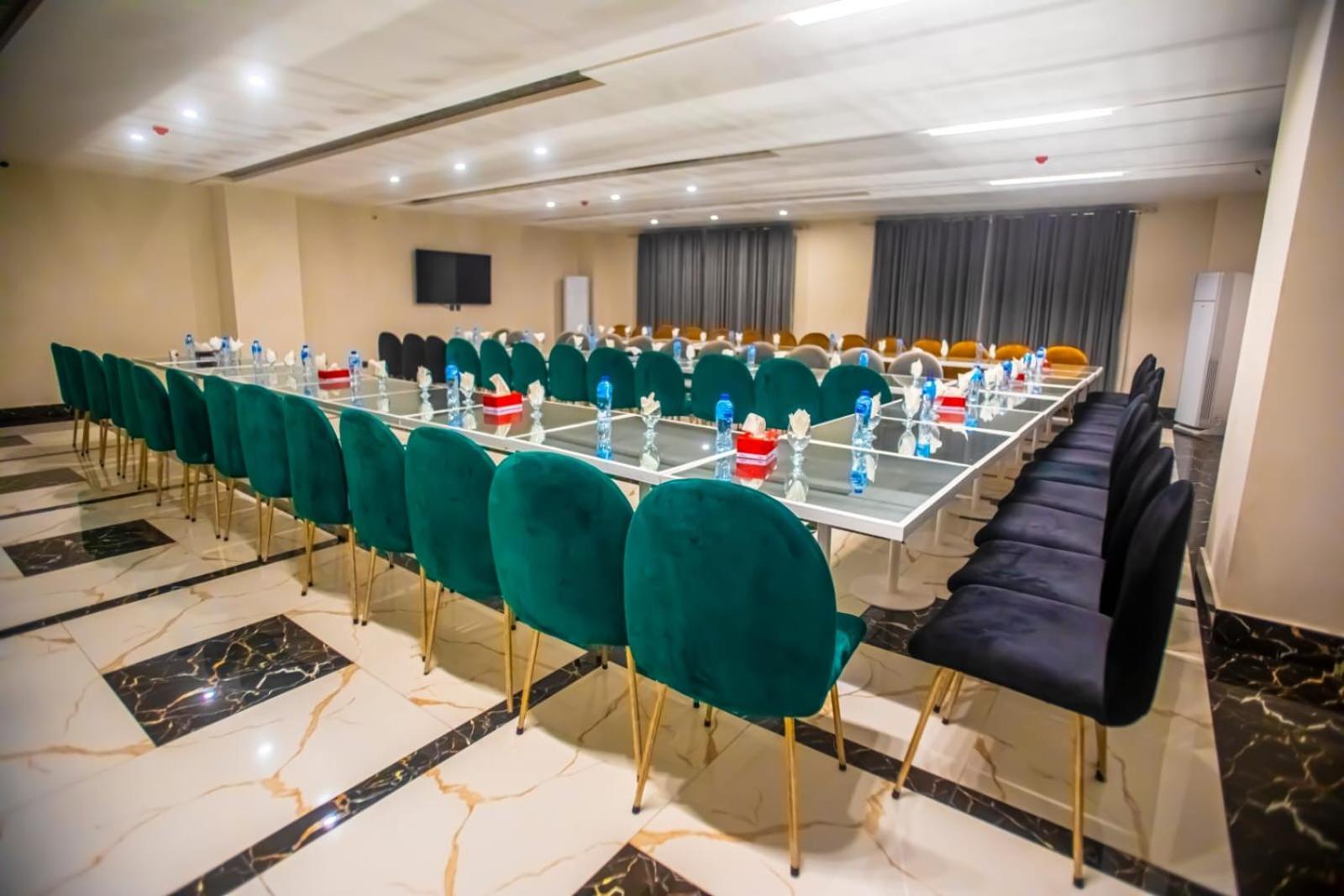 The Rich Hotel & Apartments Lahore Buitenkant foto