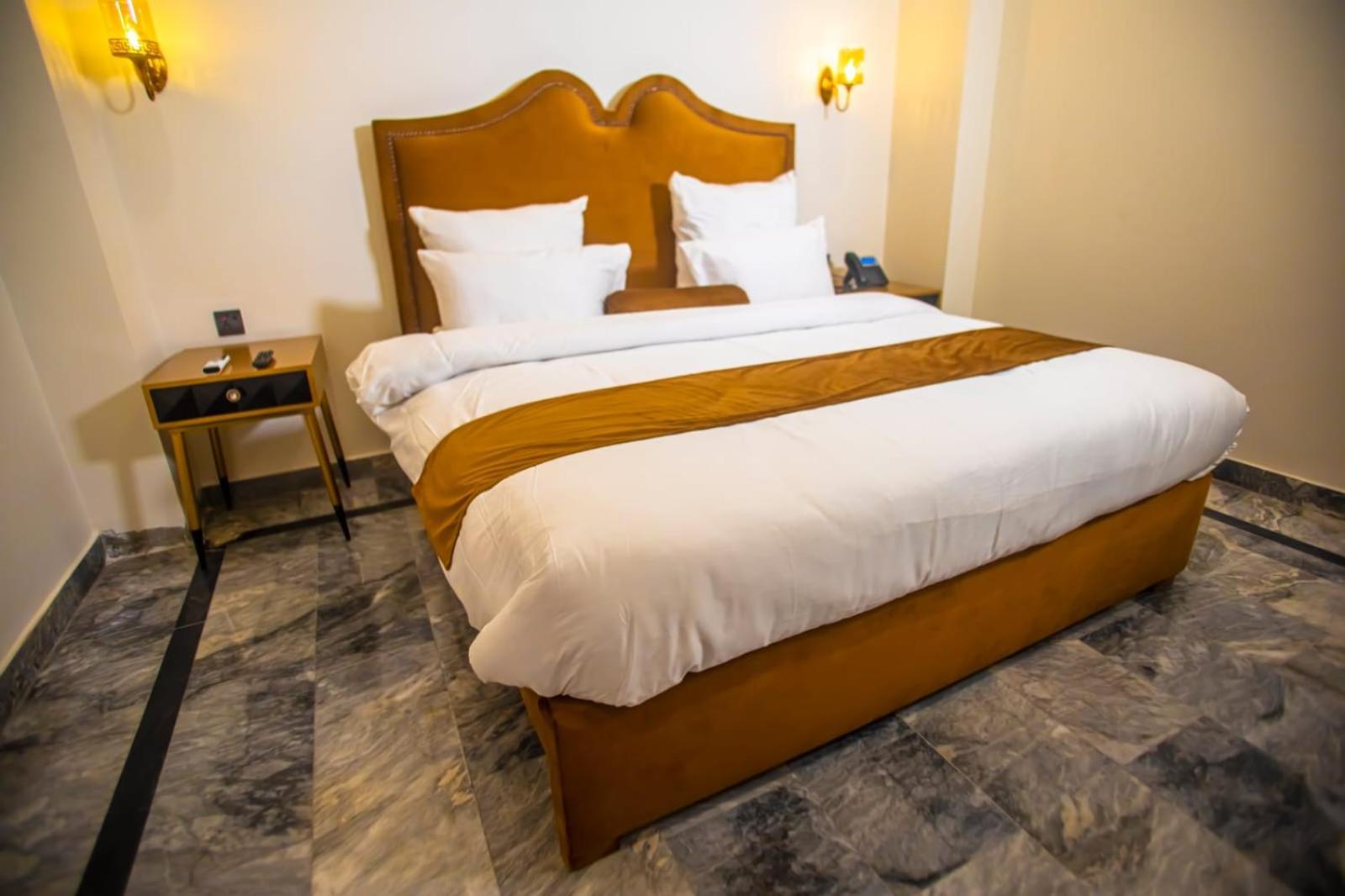 The Rich Hotel & Apartments Lahore Buitenkant foto