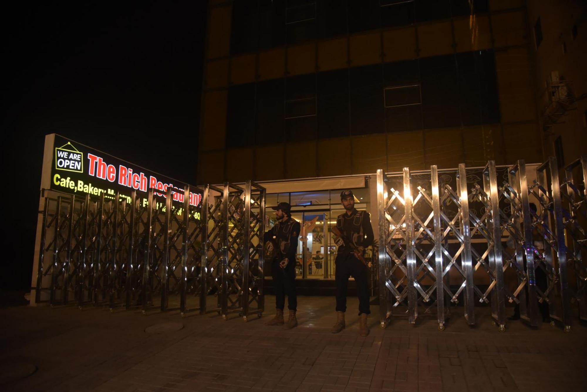 The Rich Hotel & Apartments Lahore Buitenkant foto