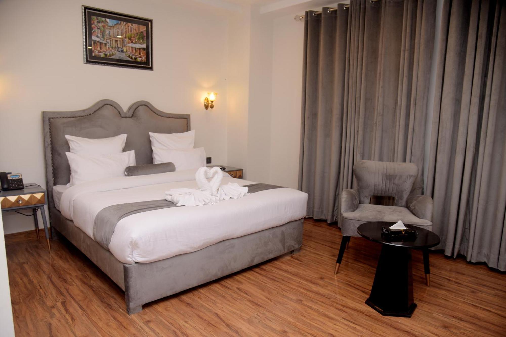 The Rich Hotel & Apartments Lahore Buitenkant foto